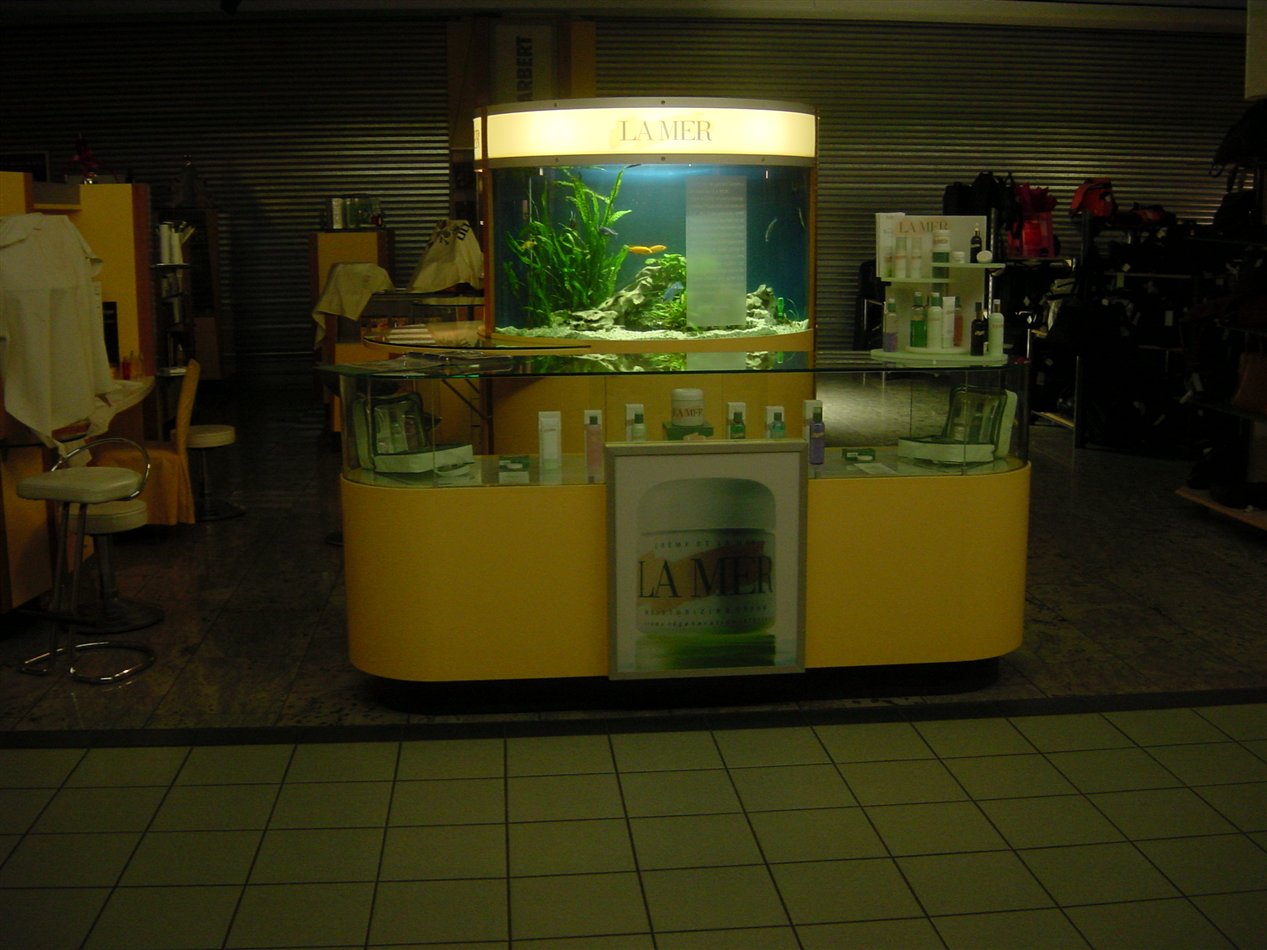Aquarium zur Verkaufsförderung exklusiver Produkte in einem Berliner Warenhaus